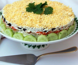 Салат из печени трески с черносливом