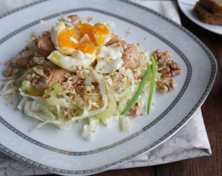 Салат из пекинской капусты с куриным филе, стеблевым сельдереем с яйцом