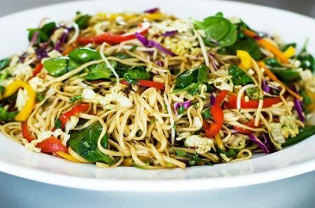 Салат из пекинской капусты с лапшой быстрого приготовления
