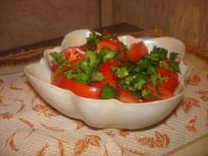 Салат из помидоров с кинзой