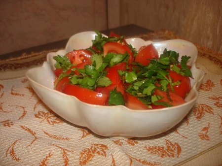 Салат из помидоров с кинзой