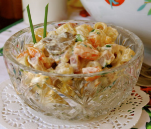 Салат из ветчины и макарон под соусом рикотта