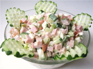 Салат из ветчины с овощами и орехами