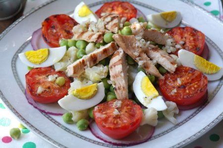 Салат из зеленого нута с куриным филе