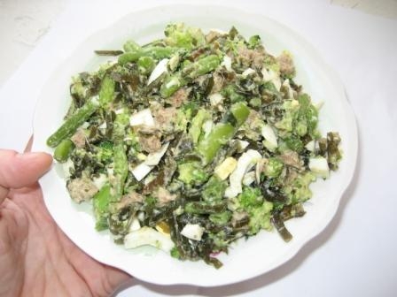 Салат из зеленых овощей и морской капусты