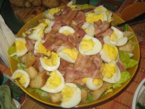 Салат с беконом и авокадо