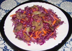 Салат с грибами и красной капустой