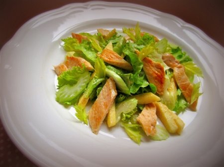 Салат с яблоком, сельдереем и куриной грудкой