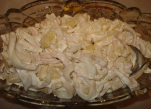 Салат с кальмарами и ананасом