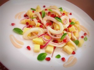 Салат с кальмарами и яблоками под йогуртовым соусом
