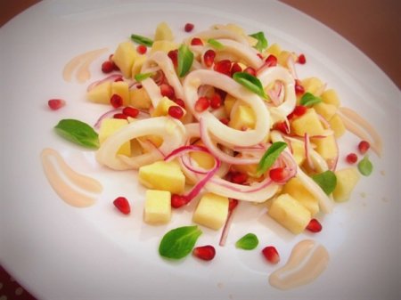 Салат с кальмарами и яблоками под йогуртовым соусом