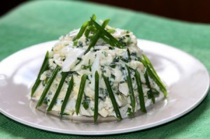 Салат с кальмарами, яйцом и яблоком