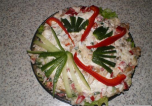 Салат с копченными устрицами (или мидиями)