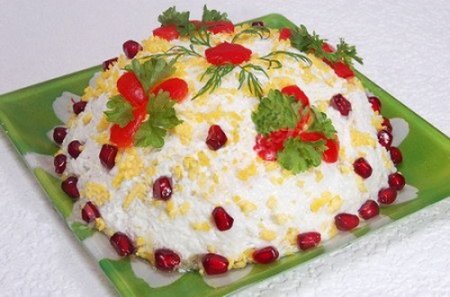 Салат с копченой курицей и черносливом «сказочная поляна»