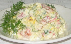 Салат с крабовым мясом и помидорами