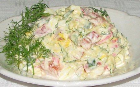 Салат с крабовым мясом и помидорами