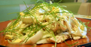 Салат с курицей и кальмарами
