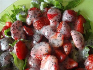 Салат с листьями салата и клубникой