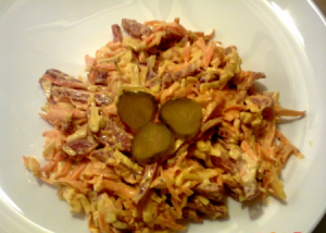 Салат с морковью и колбасой