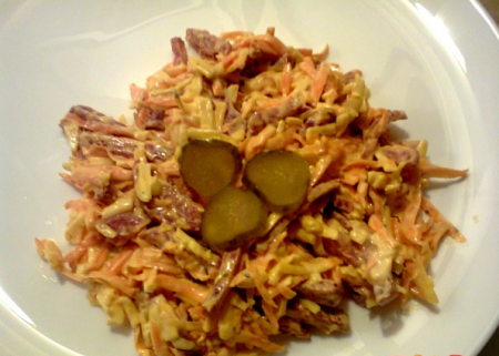 Салат с морковью и колбасой