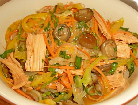 Праздничный салат-желе с овощами, ветчиной и яйцом