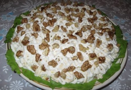 Салат с печенкой и грецкими орехами