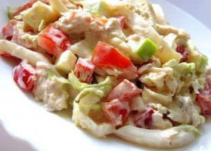 Салат с пекинской капустой, курицей и кальмарами