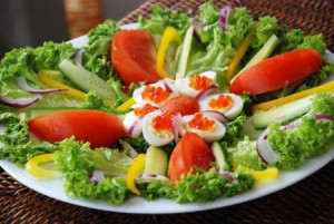 Салат с перепелиными яйцами и красной икрой