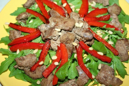 Салат с рукколой и печенью