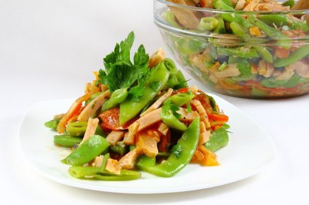 Салат с рулетом из индейки и стручковой фасолью