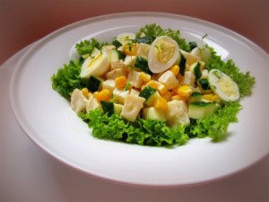 Салат с сельдереем и сладкой кукурузой