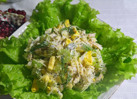 Салат с сельдереем, куриной грудкой с маковой заправкой