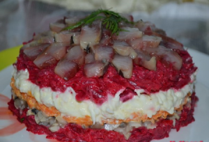 Салат с сельдью и грибами