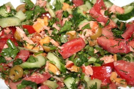 Салат с семгой и овощами
