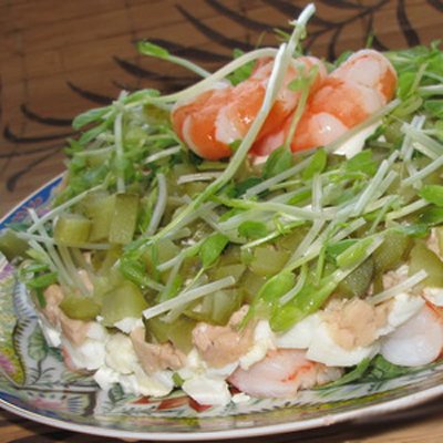 Салат с тигровыми креветками и печенью трески