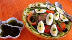 Салат с тунцом и оливковым соусом