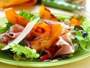 Салат с тыквой, рукколой и окороком