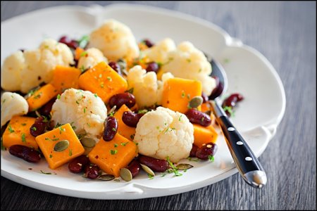 Салат с тыквой, цветной капустой и фасолью