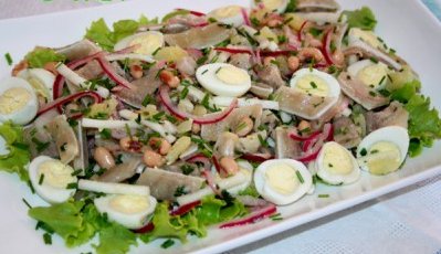 Салат со свиными ушами, перепелиными яицами и фасолью