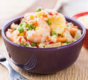 Салат «таити» с рисом, кукурузой и креветками