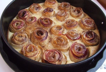 Шарлотка с «розами»