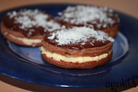 Шоколадное печенье с кокосовым кремом