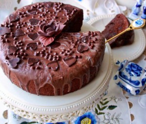 Шоколадный торт с финиками и орехами
