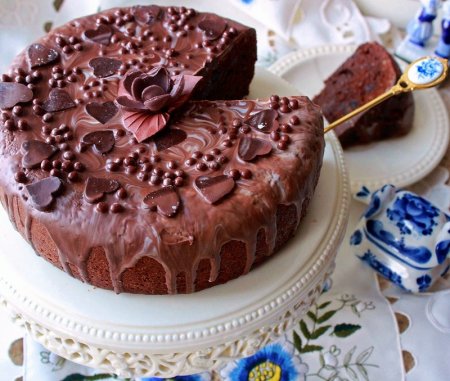 Шоколадный торт с финиками и орехами