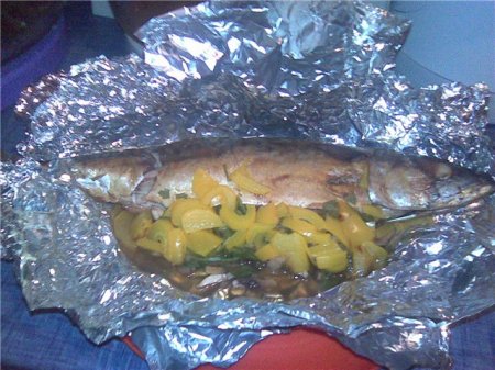 Скумбрия, фаршированная шпинатом и зеленью