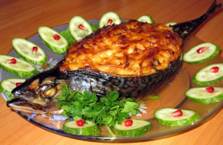 Скумбрия с овощами запеченная