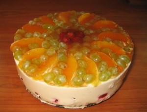 Сливочно-творожный торт с фруктами