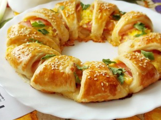 Слоеный пирог с сыром и беконом