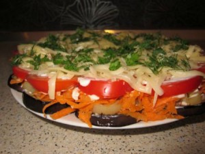 Слоеный салат с баклажанами