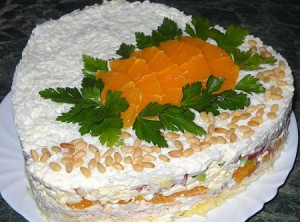 Слоеный салат с курицей, апельсинами и плавленым сыром